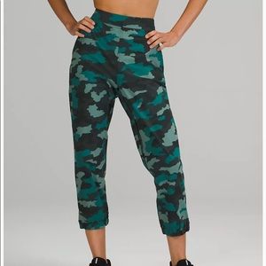 ✨NWOT✨ Lululemon Adapted State Jogger, High Rise, Crop • size 8